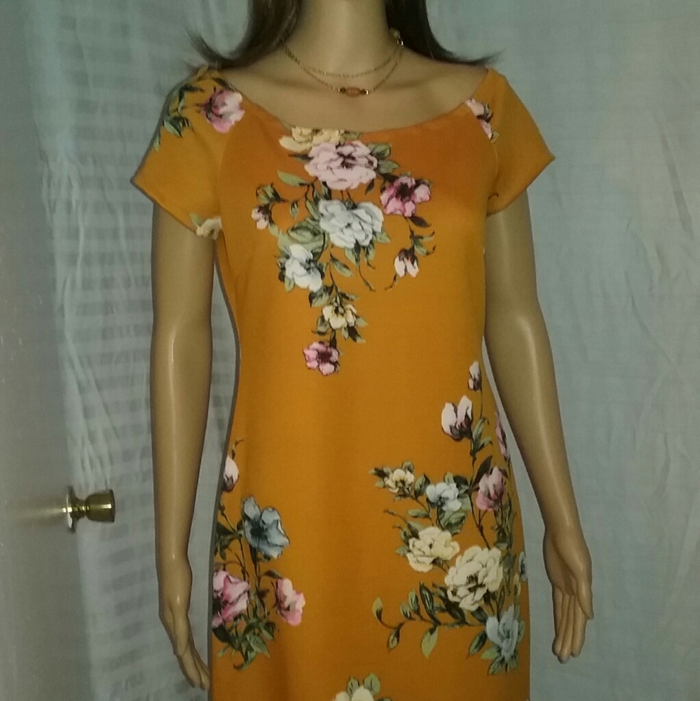 New.  dress /Wrapper sz m  sl to sl 22. Len 40